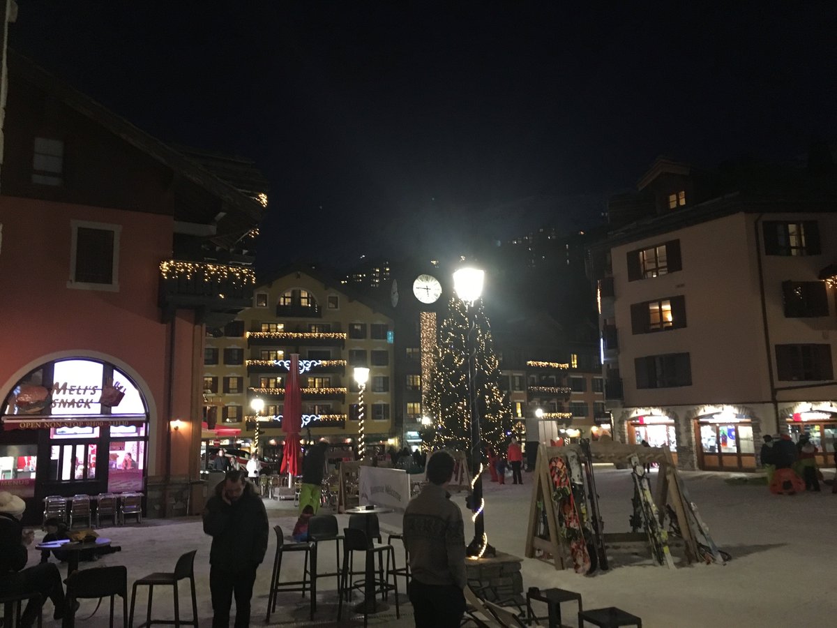 BOURGEONDavid1's tweet photo. welcome  aux arcs chez Pierre et Vacances dans un environnement chaleureux . le Père Noel est passé de balcon en balcon https://t.co/FZHtIxwLjo