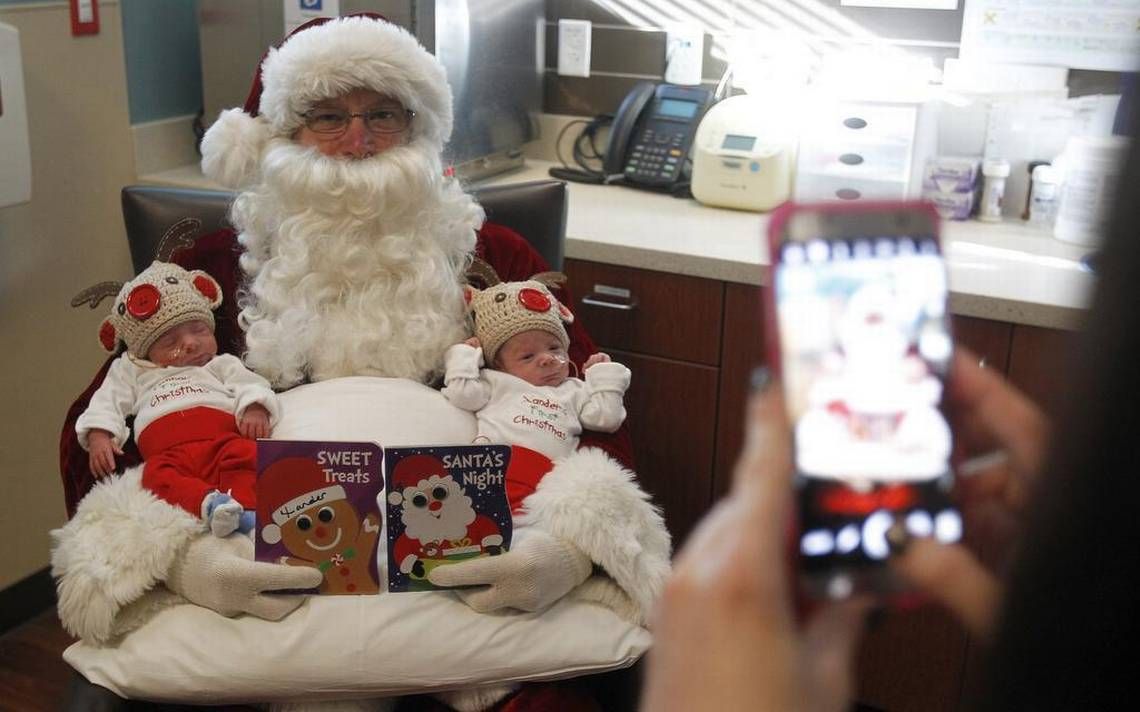 Santa gives big surprise to tiny babies at Baylor Grapevine buff.ly/2hwvnDX #NICU #preemie #parents #family