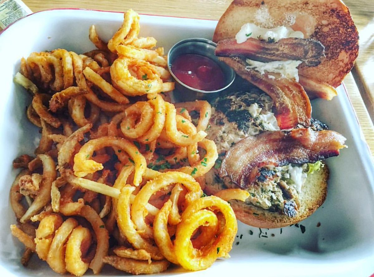 artstablesm's tweet photo. Today seems like a Turkey Burger with crispy bacon kind of day. #TreatYourself #Delicious #Holidays #SantaMonica #ArtsTableSM
pc: @tin2_ https://t.co/vorgb5tvFn
