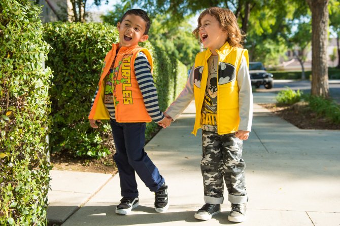 imagikids's tweet photo. It's play-time for these two and they're wearing #ImagiKids. Shop: https://t.co/VFvbOo4TLJ, where imagination begins #KidsClothing #Disney https://t.co/k2rpDkBsuN