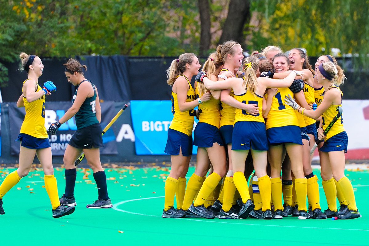 umichfldhockey's tweet photo. #Team44 Hug. (Credit: Paul Cardarelli) #favpicsof2016 #GoBlue https://t.co/CMpOYlIFi8