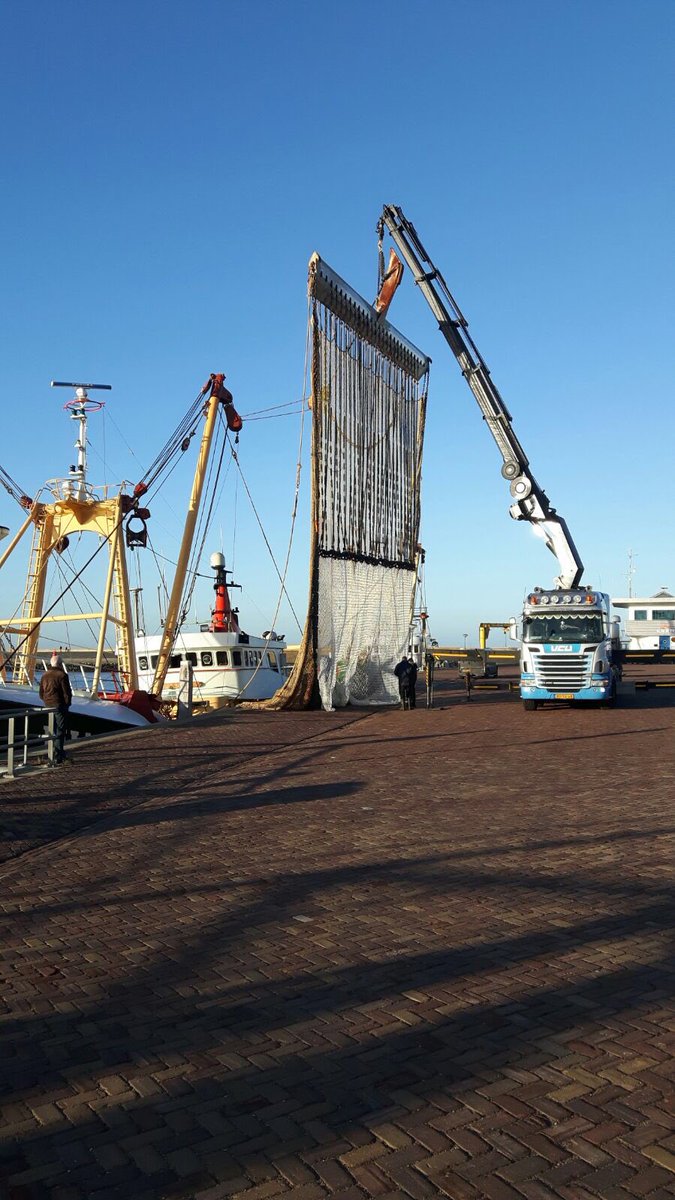 AlbertVCU's tweet photo. Stilligweek voor veel schepen betekend onderhoud. Velen hebben een jaar om dankbaar op terug te kijken. #Visserij #Goede-vangsten #Zeevis https://t.co/vq4tjHVgn8