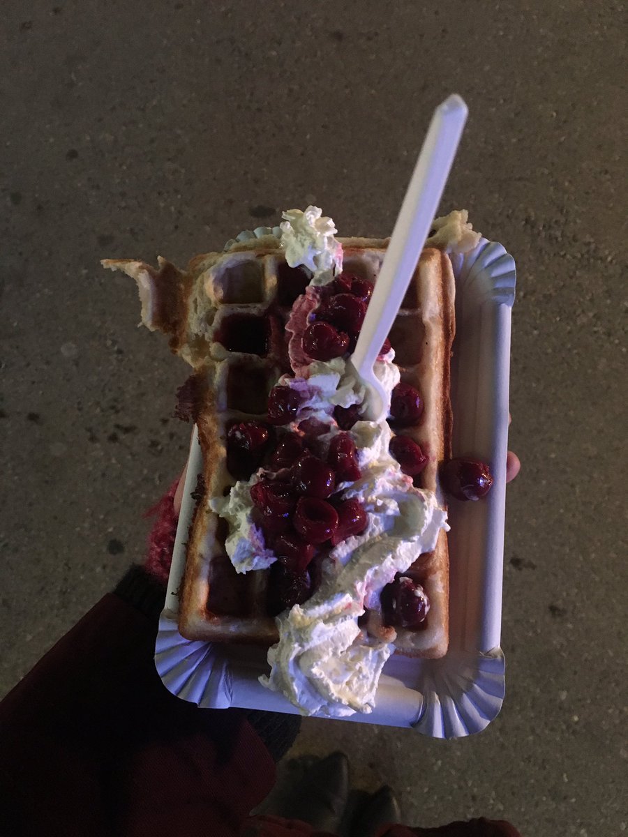 Essjay_88's tweet image. Waffles in Wien 💜🇦🇹 #vienna #wintermarkt