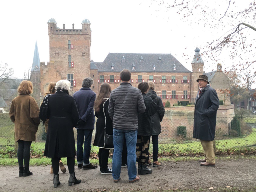 Annephine's tweet photo. 'Studenten zijn steeds jonger en jij ouder. Die kloof overbruggen houdt je jong.' Henk van Os (rechts) in Nieuwsuur. https://t.co/7aELUJmCCb