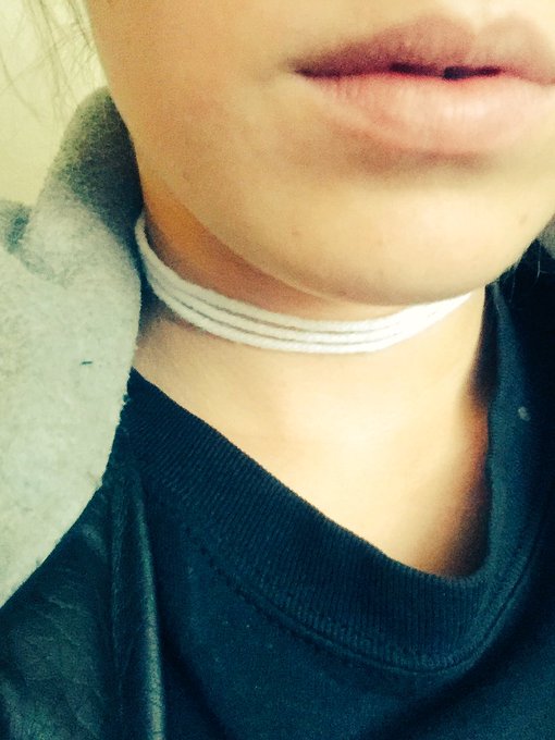 Yarn choker lol #DIY https://t.co/btbYwxwAud<a href="/tag/diy"class="tags">#DIY</a>