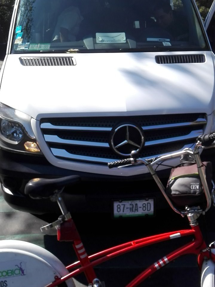 nacho_morrison's tweet photo. Camioneta esta invadiendo el carril de bicicletas en circuito Ghandi y no se quería mover  @ApoyoVial @SSP_CDMX @CDMX_Semovi https://t.co/nl7VPQoY2O
