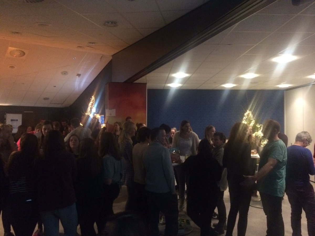 Verloting tijdens druk bezocht oliebollentoernooi #avior . Met dank aan heren 5!