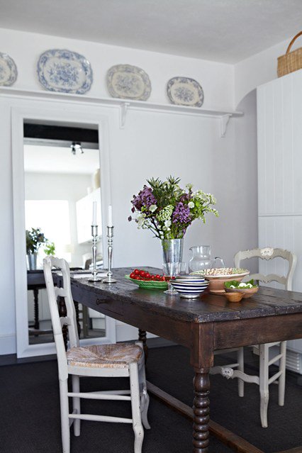 An argument for mixing your wood tones. #decor #design #antiques #coastal