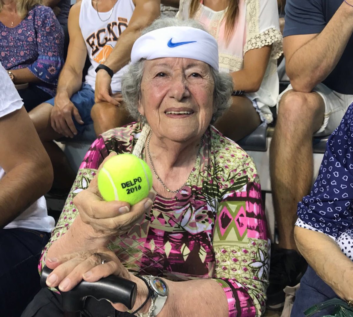 -'Juan, tengo 82 años, sos mi ídolo'
-'Gracias, ¿queres la vincha?'
Gran gesto de @delpotrojuan. #CopaPeugeot #DelpoEnMarDelPlata