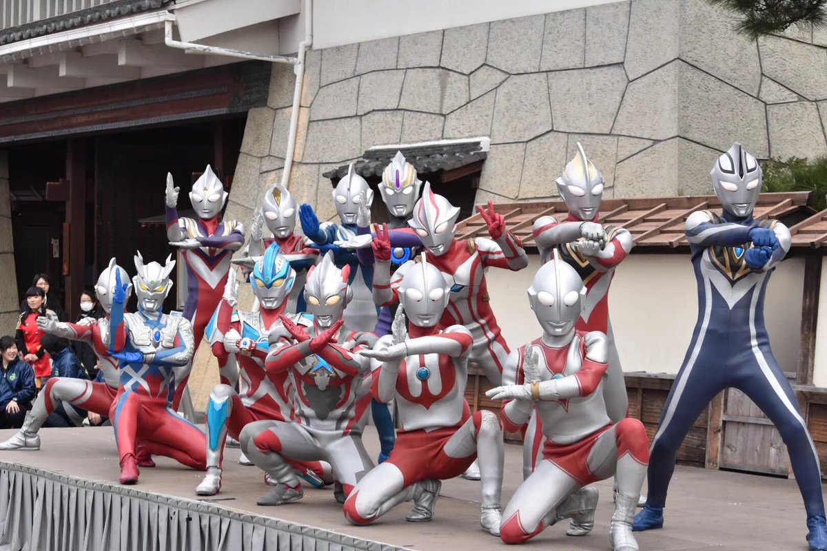 ウルトラマンのポーズが全員かっこいい！！！…って、あれ？一人だけおかしいぞｗｗ