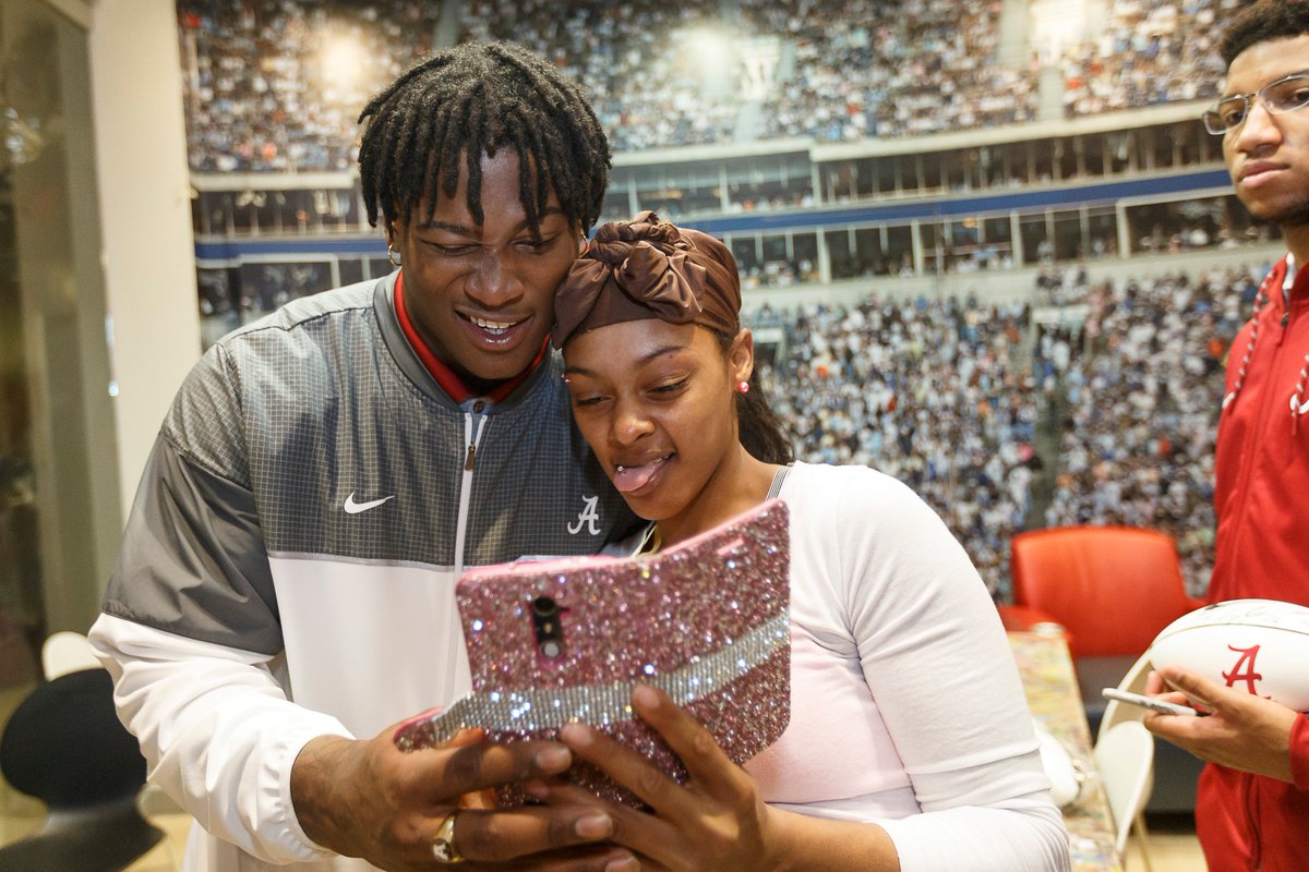 AlabamaFTBL's tweet photo. 📸from @AlabamaFTBL's visit to @ChildrensATL during @CFAPeachBowl/ @CFBPlayoff semifinal week!

#CFAPeachBowl #CFBPlayoff #RollTide https://t.co/141ou8iLGX