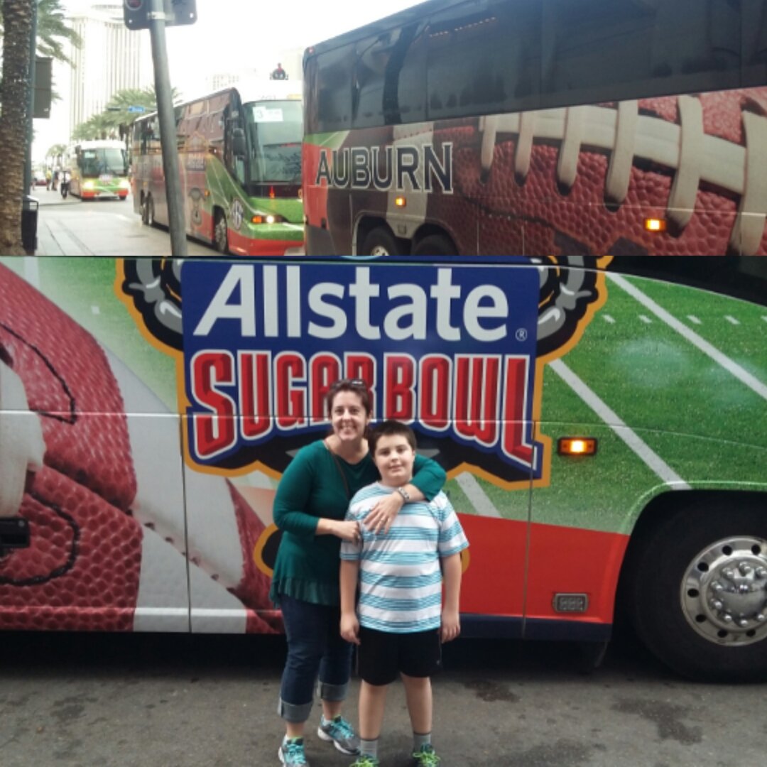 Autumn65301's tweet photo. When in #neworleans take time to pose with the line of @AuburnTigers buses! #Allstate #FanFest2016 @AuburnU https://t.co/58yDrIF1OJ