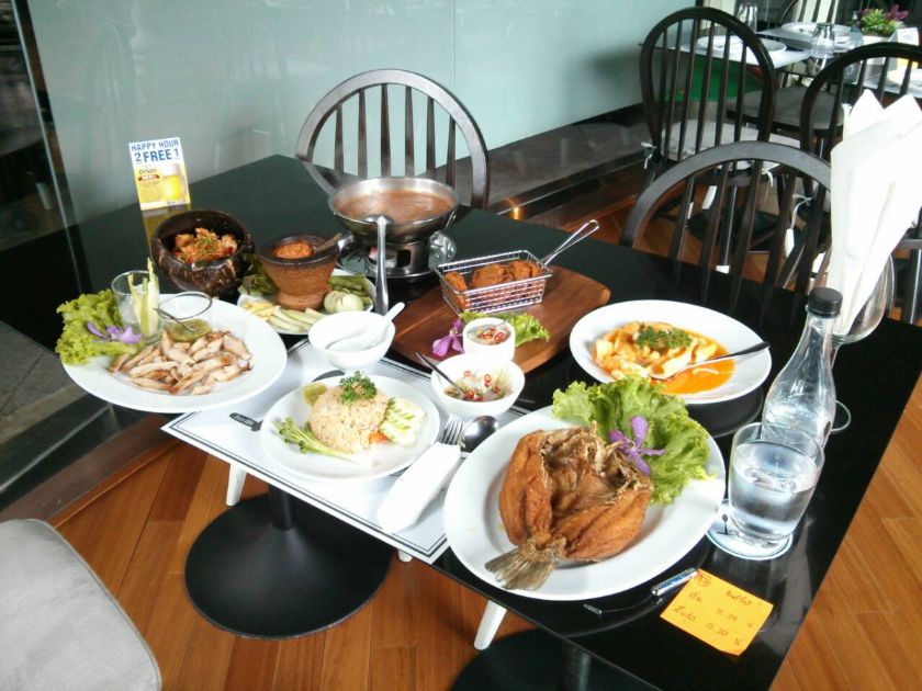jarnded's tweet photo. [CR]ไปเยี่ยมเยีบน ร้านแหลมเกตุ อินฟินิท มาแล้ว คนตรึม จัดบรรยากาศร้านได้อลังมาก https://t.co/ZGvvQo8yH6 https://t.co/7WJhKcQ6HT