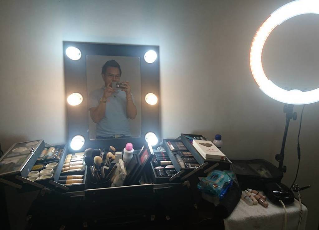 makeupbyPerryG's tweet photo. Early morning grind ni #IndayMUA. :) #makeupbyPerryG #apprentice #makeup #makeupartist #ma⦠https://t.co/LJw8BphQh1 https://t.co/SuvBSIjt3O