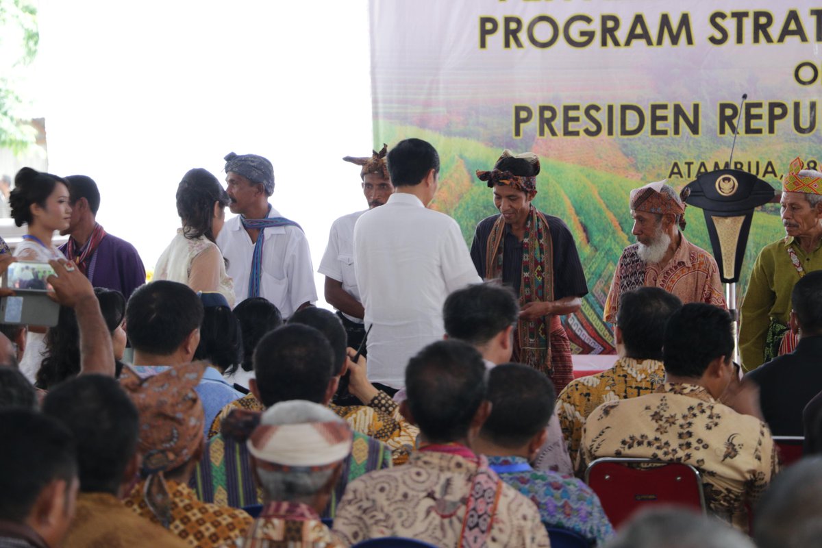 atr_bpn's tweet photo. Penyerahan Sertifikat Tanah Hasil Program Legalisasi Aset TA 2016 Wil NTT di Desa Silawan, Kab Belu, Rabu (28/12) https://t.co/w6IPjqBfed
