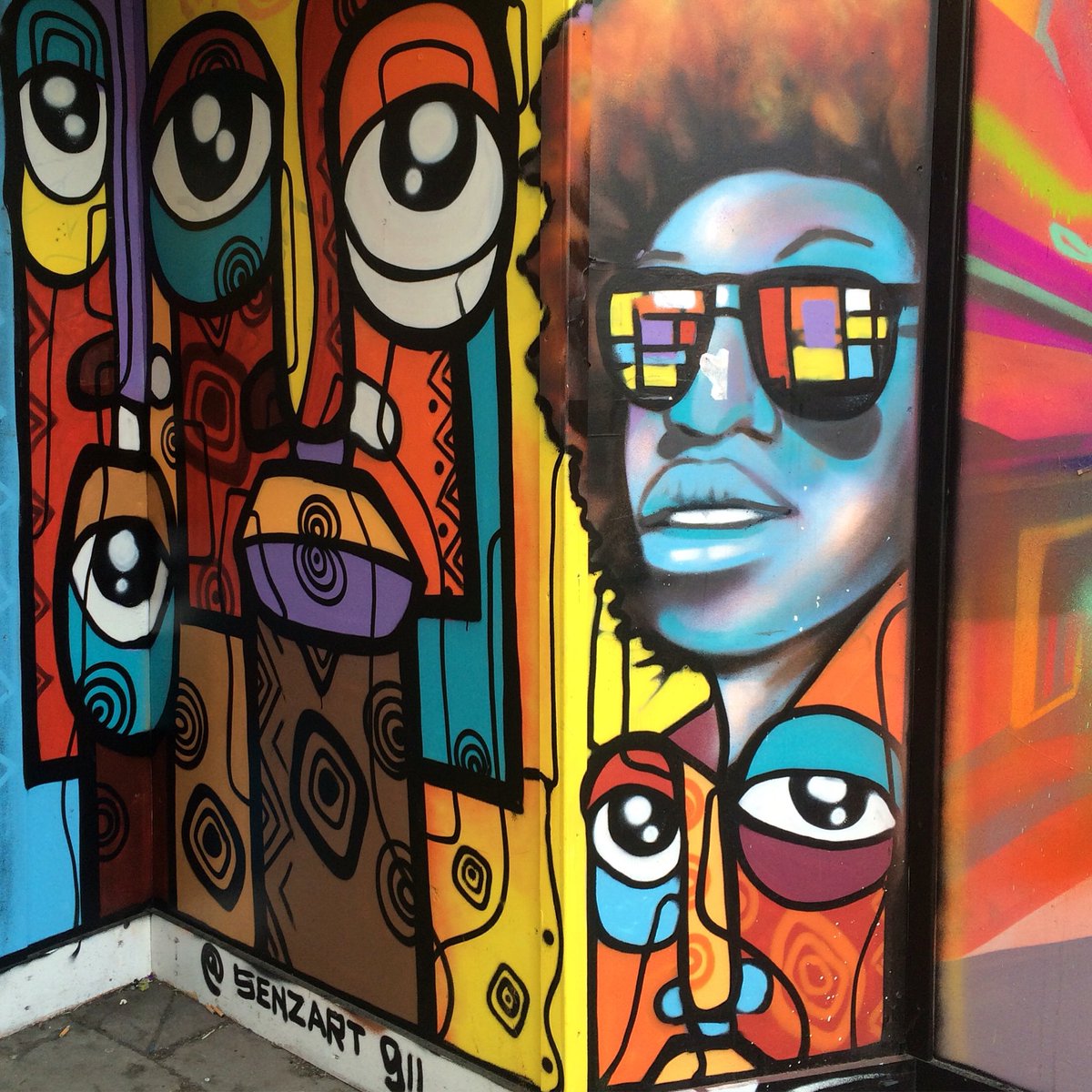 Vivid work by #senzart911 on Hanbury Street and Great Eastern Street 
#StreetArt