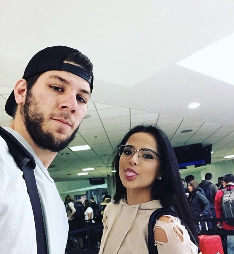 portalbeasters's tweet image. Becky com um fã hoje em LA.