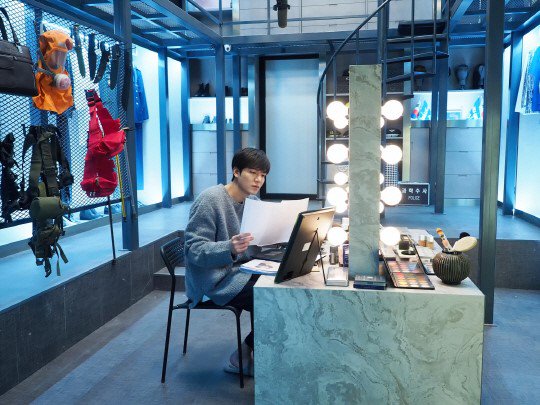 minho_pics's tweet photo. Forever reading 🤓📕 https://t.co/r1uvixWyof