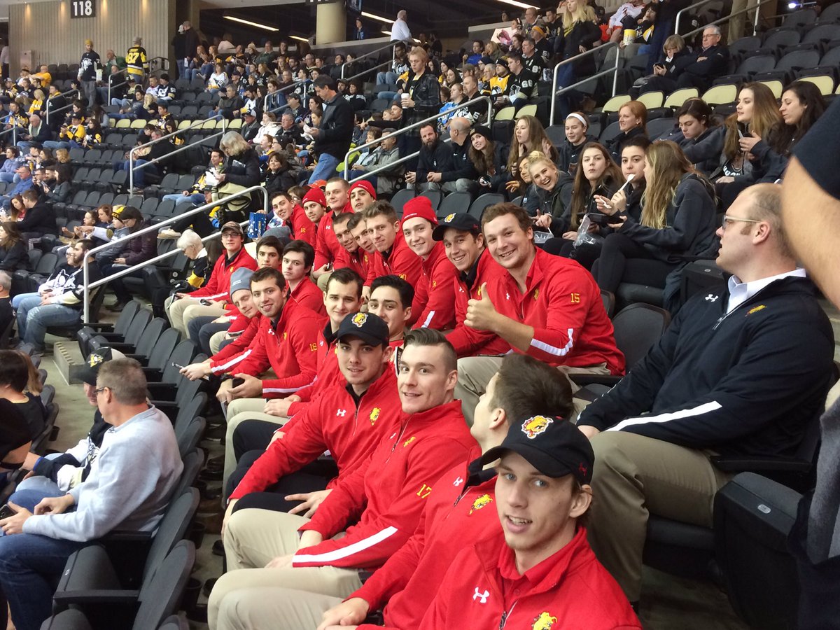 FerrisHockey's tweet photo. #cheesin https://t.co/9lAn1oB41b