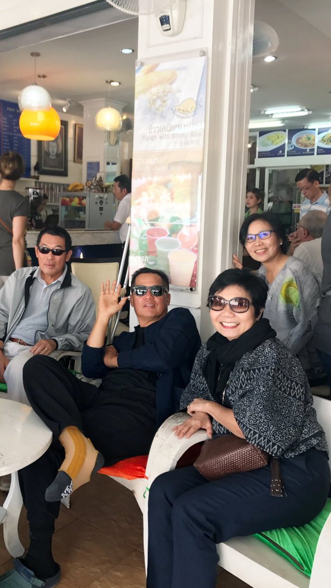 LeeSaipin's tweet photo. 3.30 hours chatting with #ChalermchaiKositpipat artist/owner of #WhiteTemple in #Chiangrai very interesting!! #amazingthailand @jianleigh https://t.co/tPb3o926Hf