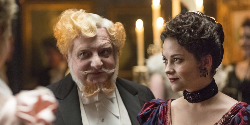 Happy birthday to Simon Russell Beale. We hope your day is filled with friends and fun! 