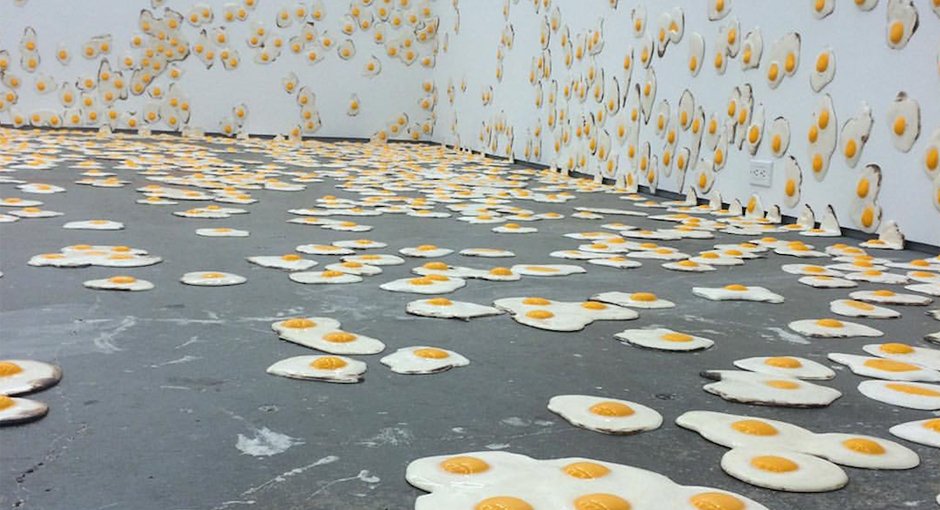 ARTWORK OF THE DAY - L'installazione di Christopher Chiappa fatta di oltre 7mila finte uova al tegamino (fatte a mano una ad una)...