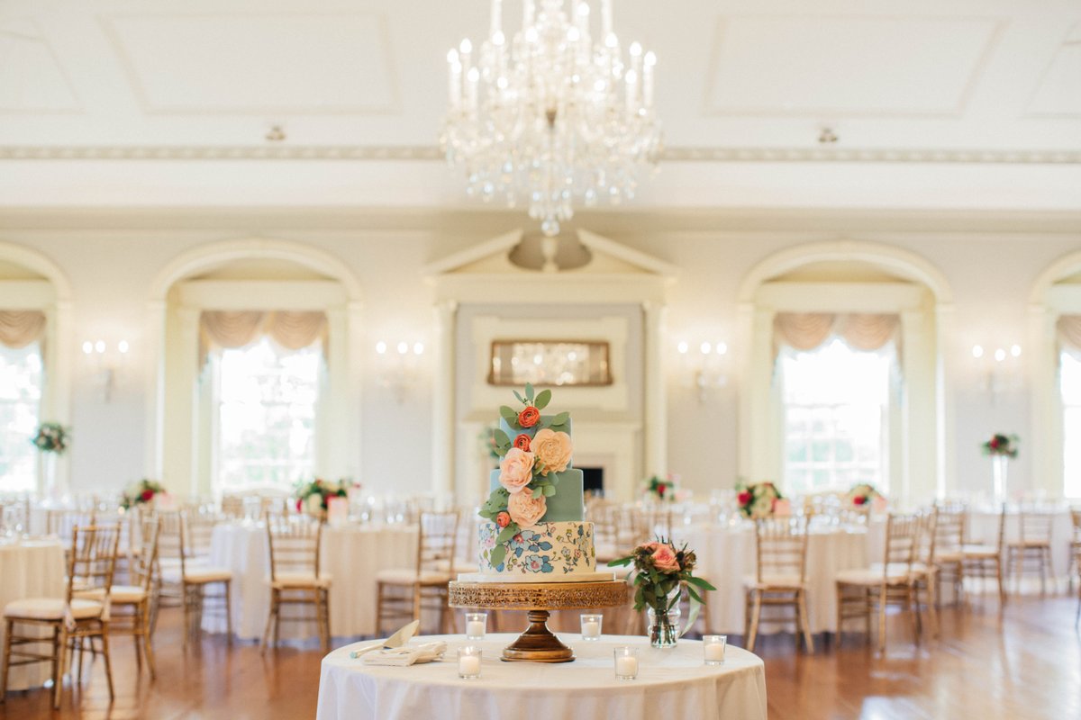 How pretty is this white ballroom reception with pops of color shot by <a href="/itsNicoleMarie/">Nicole Balsamo</a>!? #BIPRtastemaker #BIPRnetwork