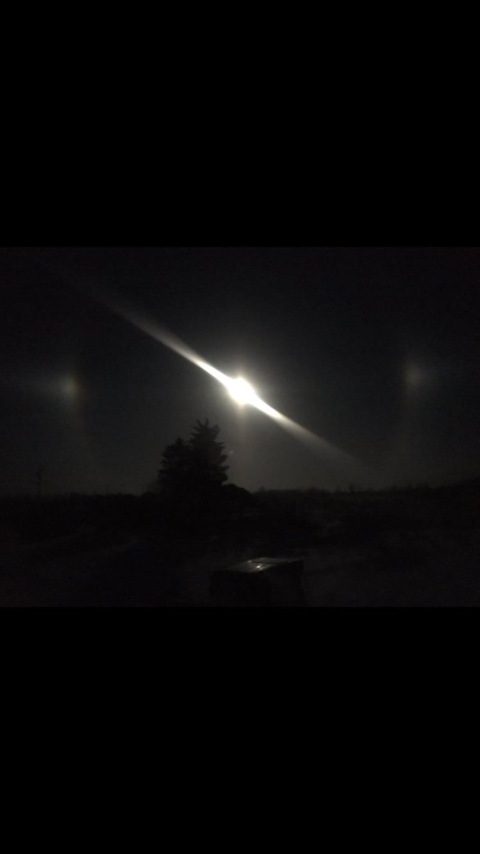 hritchie11's tweet photo. Beautiful moon in the brisk morning near Wroxton, Sk. #skstorm @TiffanyGlobal @theweathernetwork https://t.co/A69b5BL8go