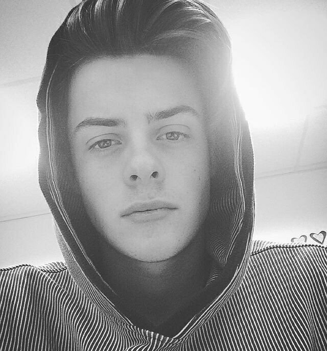 ___prvrln___'s tweet photo. Я что блин, одна хочу идеальные брови как у @HermanForReal ???? https://t.co/bOLU0ApwvF