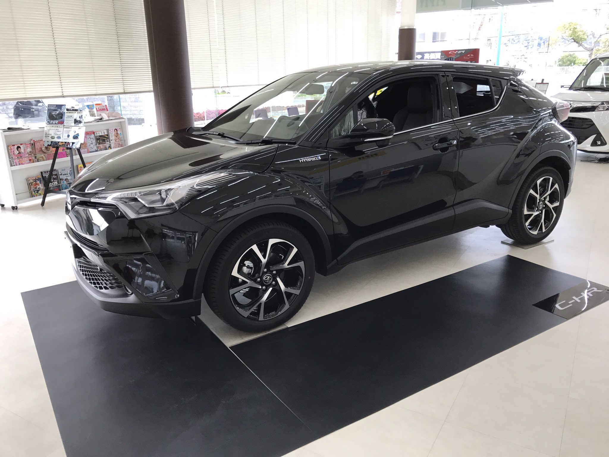 ハトタカ C Hr 展示車 黒はカッコいいなぁ Chr T Co Exaap3kcge Twitter