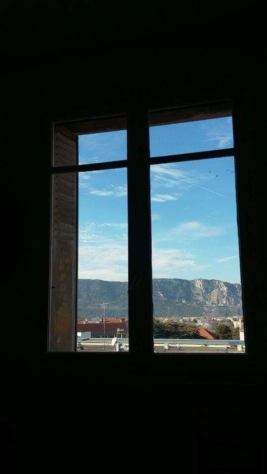 Prendre une photo avec son tel du soleil de #valence et surprendre un vol de #cigognes. 
La prochaine fois, prevenez mesdames 😊 <a href="/drome_actu/">Actualités Drôme</a>