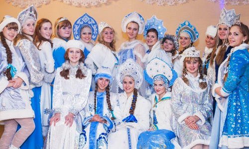 японка новый год. шествие снегурочек. красивые снегурочки. снегурочка азиатка. современные снегурочки.