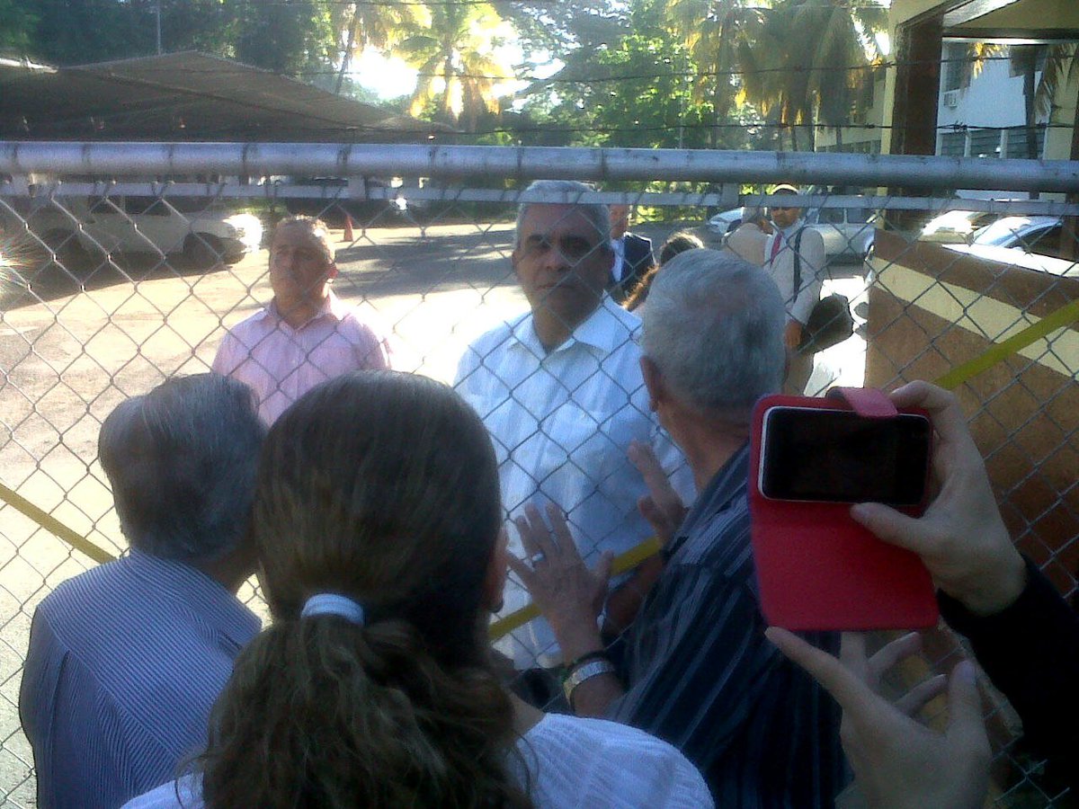 castilloapitz's tweet photo. Raúl Baduel llegó hoy al tribunal militar de Aragua para hacer su notificación mensual. Al llegar quedó detenido https://t.co/xgqowtzYN3 https://t.co/7U6plxwz1B