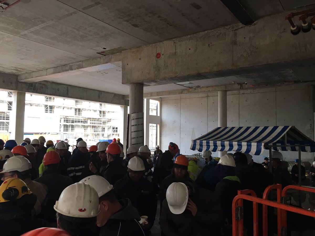 Vandaag trakteerde asr bij het nieuwe winkelcentrum Leidsche Rijn Centrum op br rookworst en erwtensoep.