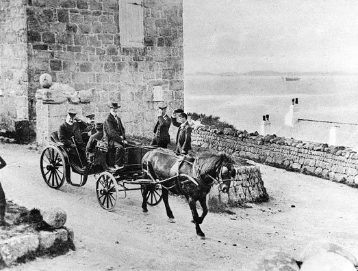 Did you know...
Star Castle was built in 1593 during Queen Elizabeth's reign, to defend #Scilly. #Throwbackthursday  @ScillyTIC <a href="/visitIOS/">Isles of Scilly</a>