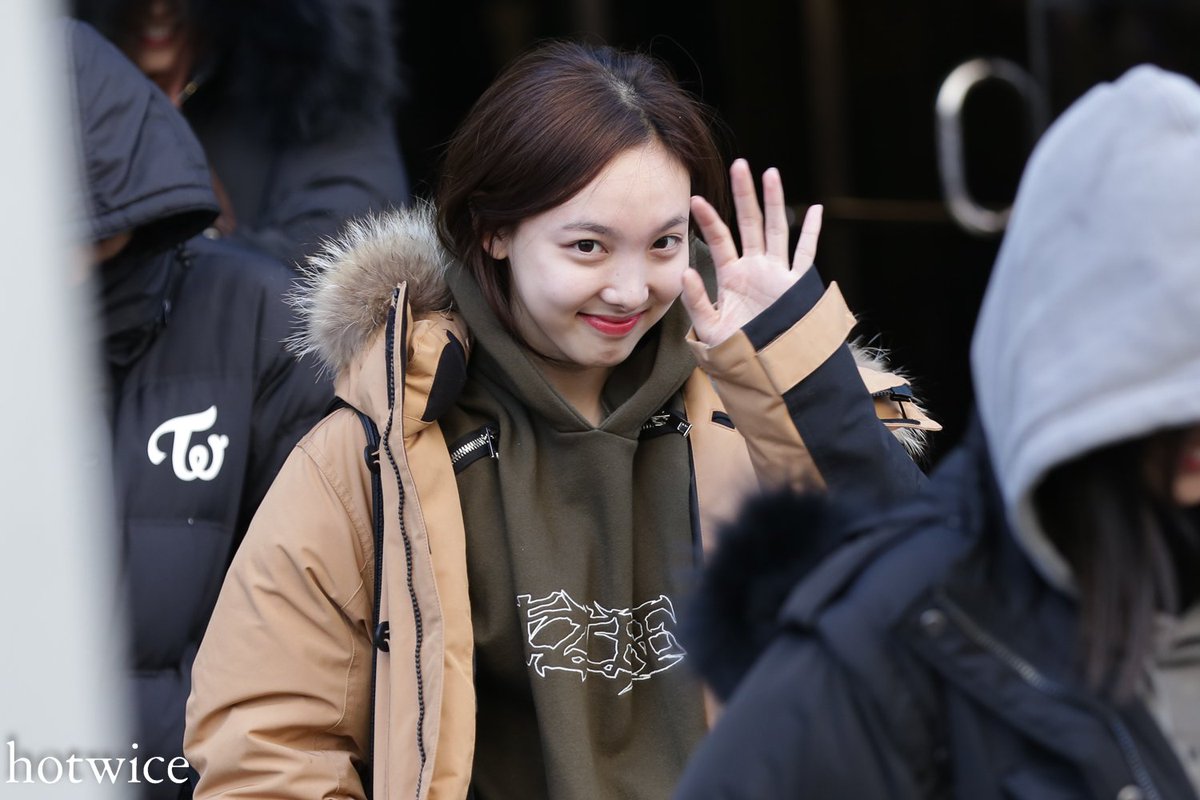 hotwice's tweet photo. 2016.12.28 가요대축제 리허설 퇴근
#나연 #nayeon #트와이스 #TWICE
@JYPETWICE https://t.co/QzyenZPRLk