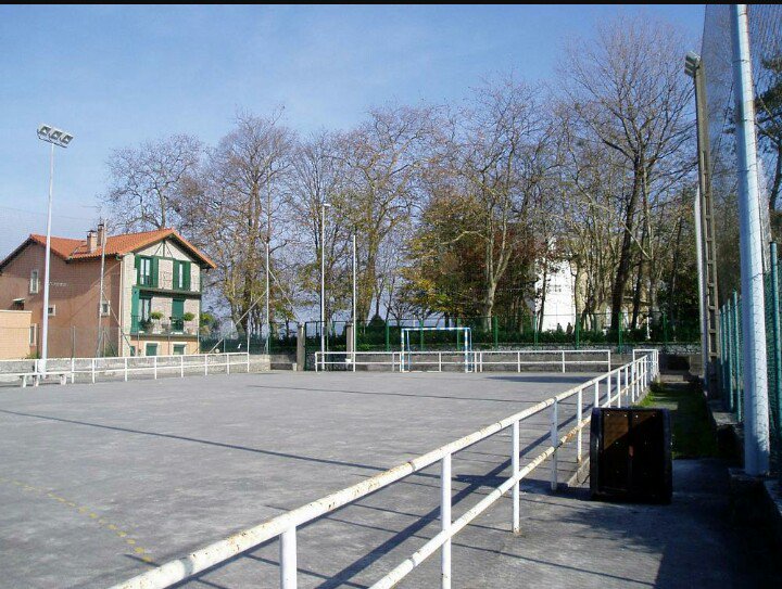 emayokeurre's tweet photo. Azken 10 urtetan hemendik ateratako futbolariak ez dira gutxi izan auzo osoko zelai bakarra izateko. #jolastoki @AietekoGazteak https://t.co/YtpTJArnrI