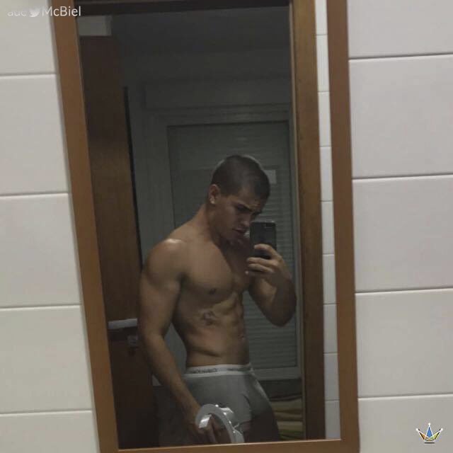 ironiasdogrindr's tweet photo. Mc Biel e seu volume. https://t.co/Itd8uXQ5WF