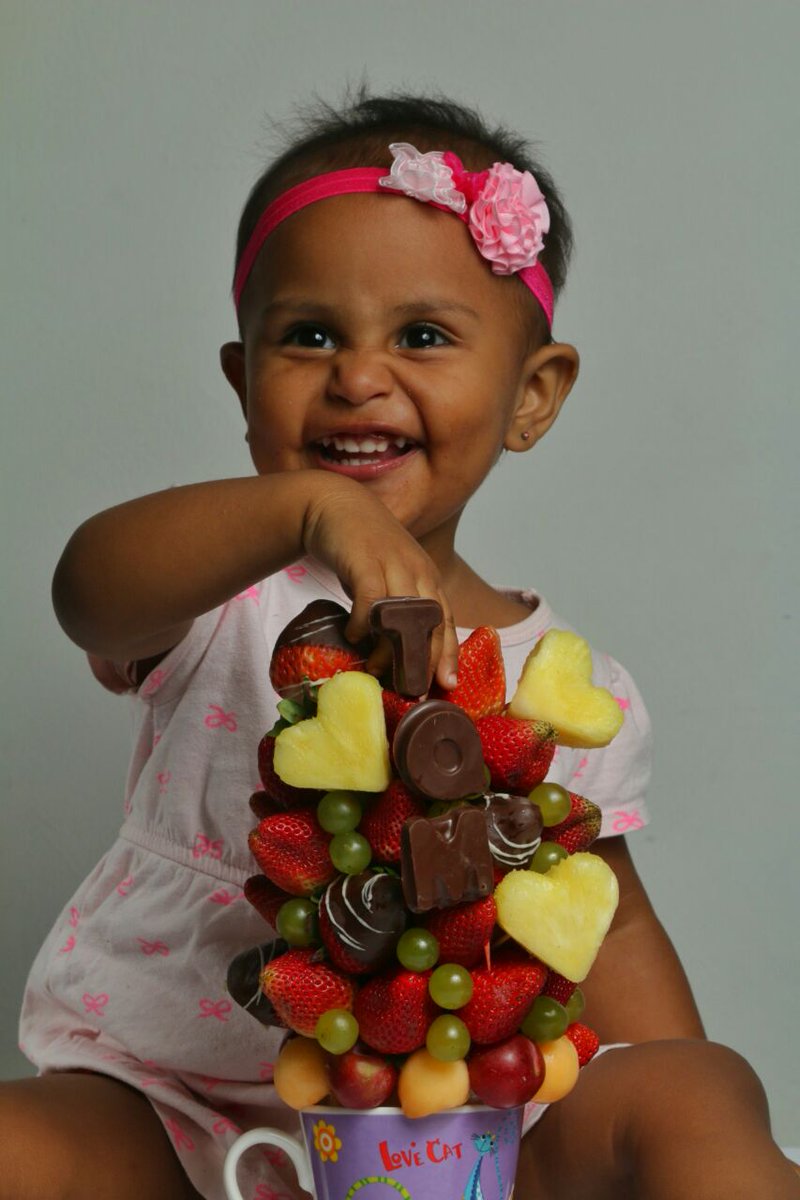 DulceChocoFruit's tweet photo. Quien no se enamora con un arreglo de frutas nuestro. Una taza decorada con frutas frescas. Reserva a tiempo. Foto @Queipoestudioc https://t.co/LJiZnQR6Pa