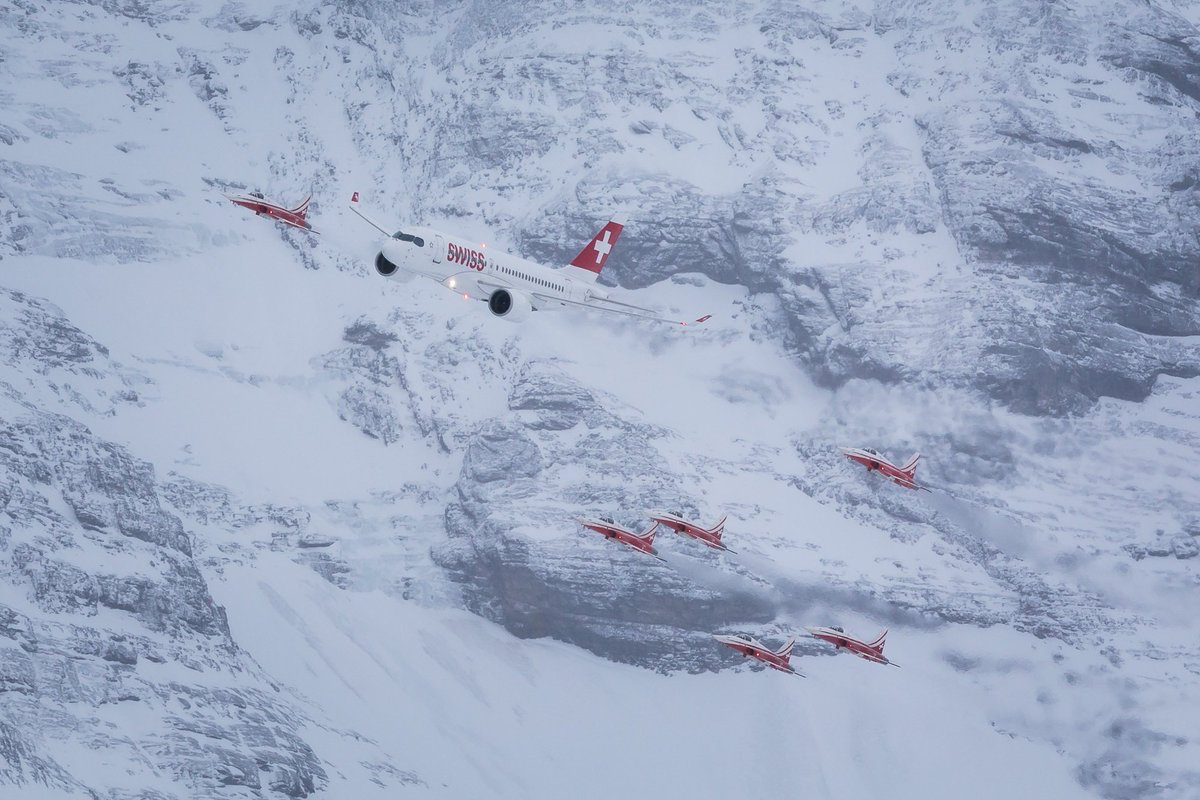 Zum #Lauberhornrennen hat <a href="/FlySWISS/">Swiss Intl Air Lines</a> &amp; die Patrouille Suisse Kunstflugstaffel das Areal überflogen - zum 1. Mal mit der <a href="/Bombardier/">Bombardier</a> CS100.
