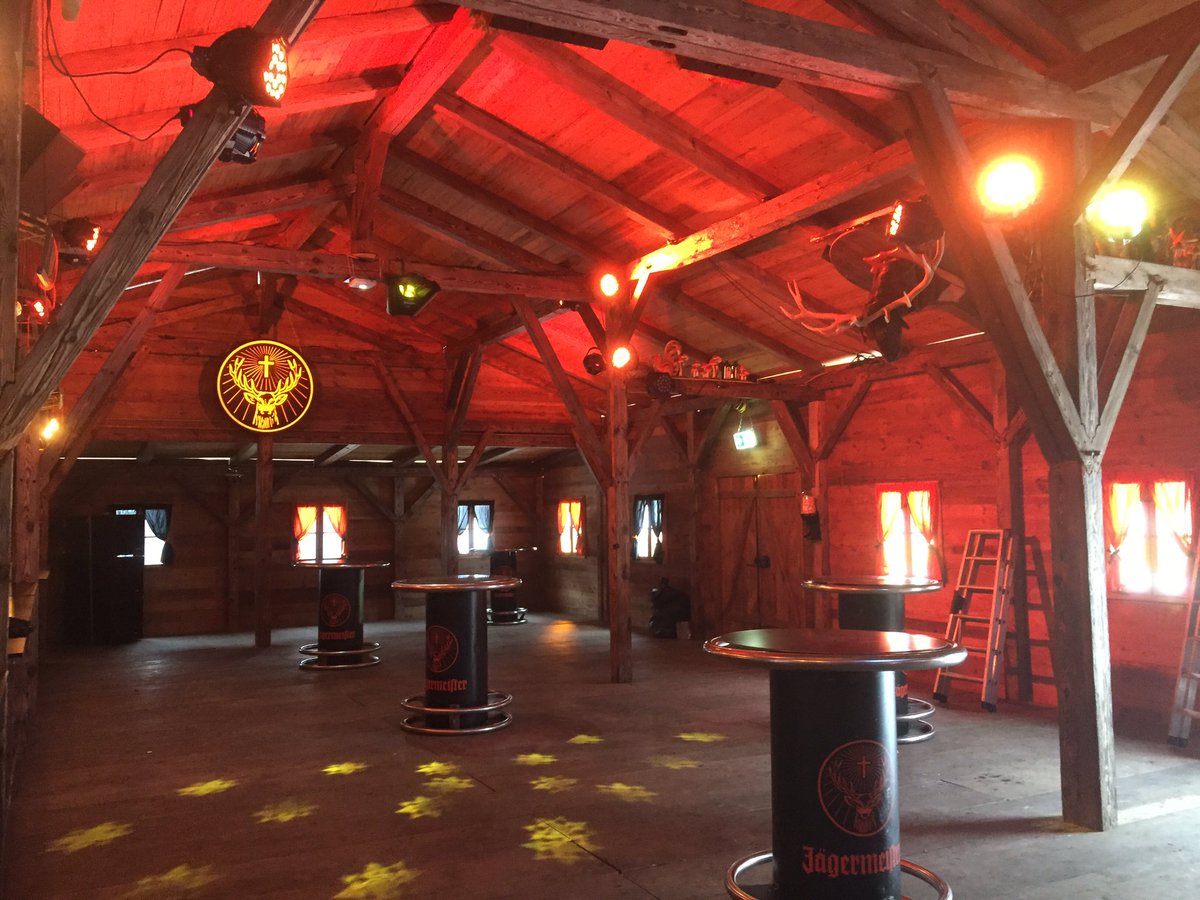 Gasthof zum röhrenden Hirsch bereit für die legendäre Party an den #Lauberhornrennen #diwisa #jägermeister