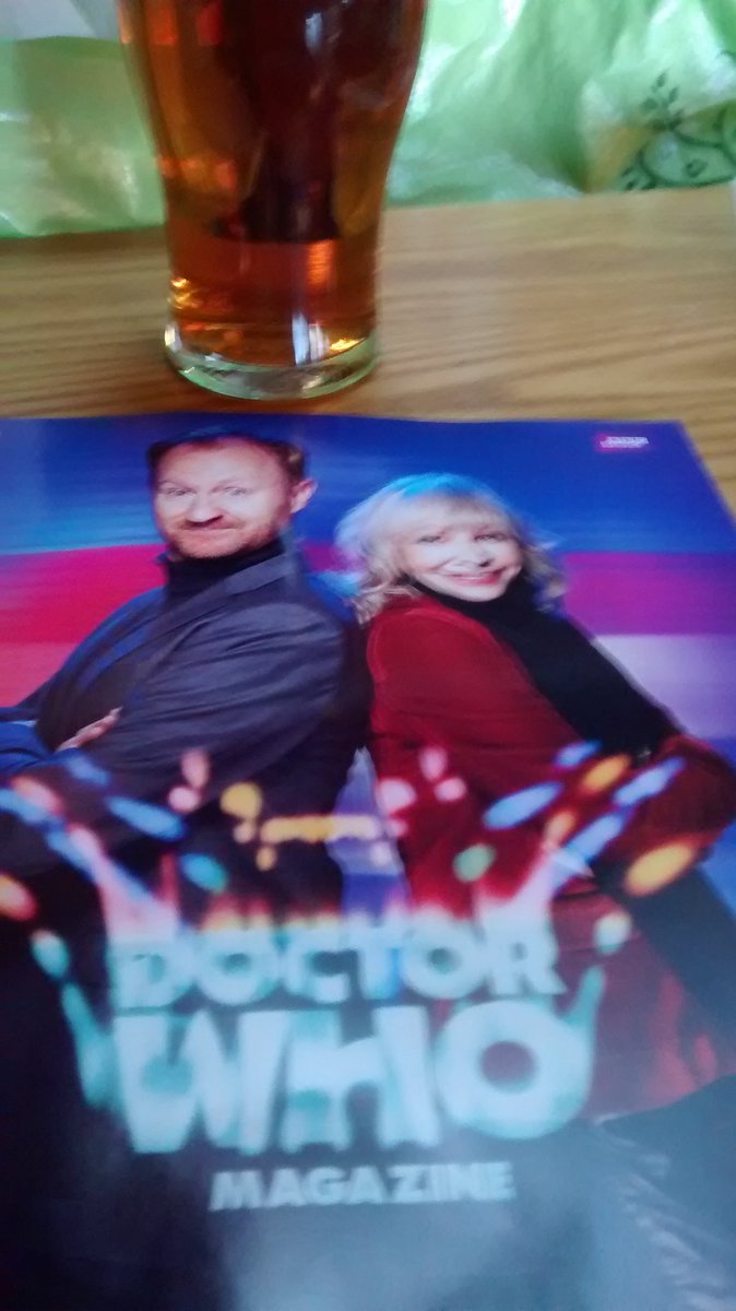 amypond4ever's tweet image. Due @DeucharsIPA with some awesome reading matters😂😂 @DWMtweets #ProgMag  @ManningOfficial @Markgatiss