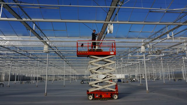 prinsgroup's tweet photo. Op dit moment wordt de laatste hand aan project Grootscholten gelegd. Trots op ons team! #Tuinbouw #Kassenbouw #CompleteKasprojecten https://t.co/tsJw3hBOzJ