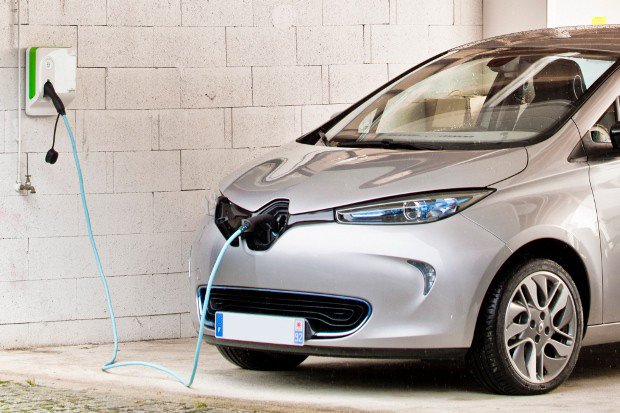 Belle réponse de <a href="/Caradisiac/">Caradisiac</a> au reportage de France 2 de samedi dernier qui charge à tord la #voiture #électrique. bit.ly/2jHXZL2