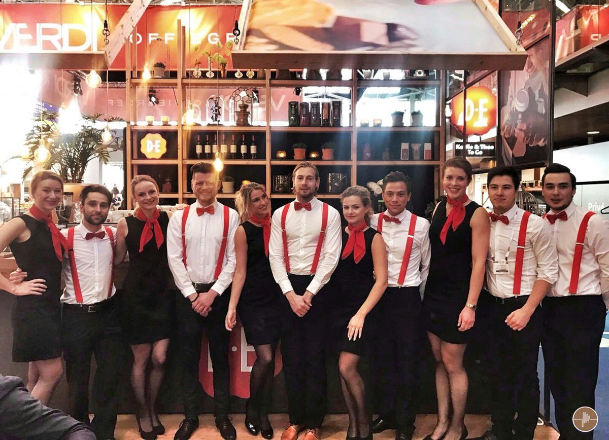 PPulse_'s tweet image. Ook vandaag zijn onze knappe koppen weer letterlijk gestrikt voor #DouweEgberts op de laatste dag van #Horecava2017! 💪😎