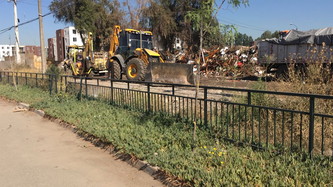 nomaspozos's tweet photo. Comenzaron trabajos de Retiro de Basura en Troncal San.Fco y Sta.Raquel por parte del @medioambienterm y Mun.d #PuenteAlto y #LaFlorida https://t.co/Z8kus1lKLf