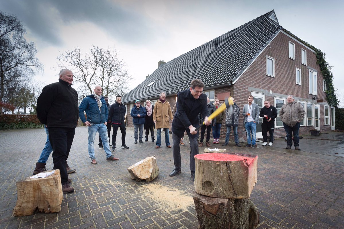 De vestiging van Oranjeborg in De Wijk geopend en de nieuwe bewoners welkom geheten in @GemDeWolden. De nieuwe inwoners zijn enthousiast.