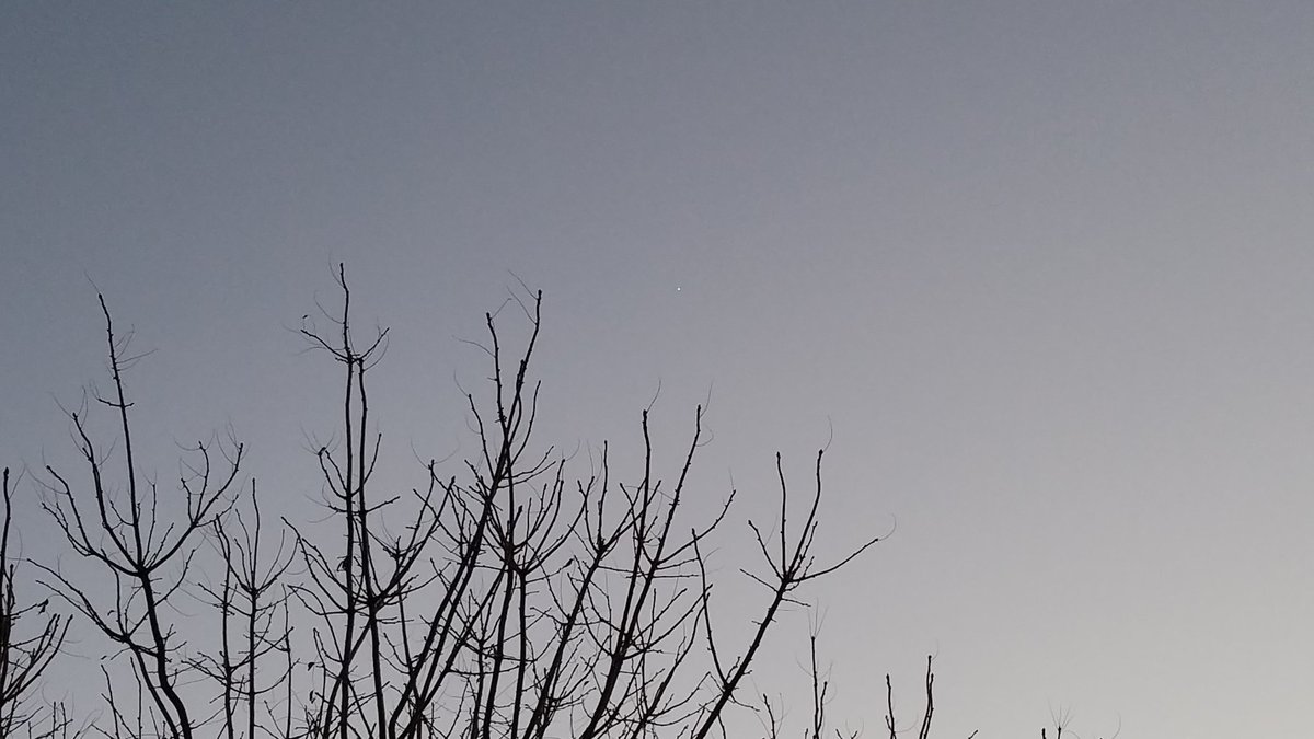 vb_bell's tweet photo. @Kt23kartracer not sure of the #weirdplane but these are some pics I have taken. What is that bright star? https://t.co/Z4IwDJT4wQ
