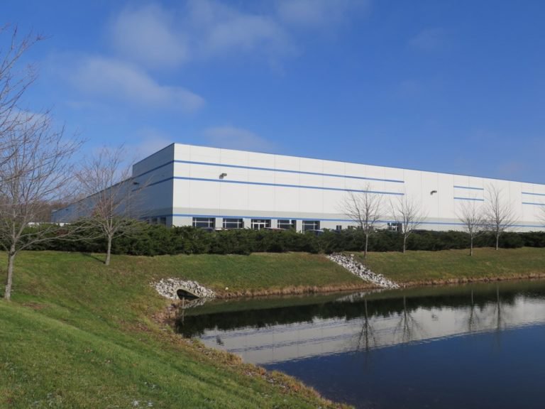 CIP_REJournals's tweet photo. Cincinnati's industrial market has entered "uncharted territory" with a 4.2% vacancy rate, per @Colliers | https://t.co/PfplOP5BQJ https://t.co/8m3TxtPjMR