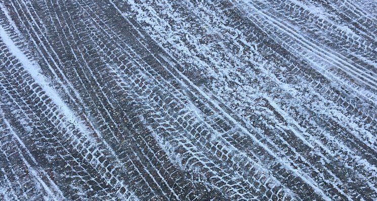 VerenigingVACO's tweet photo. Winters weer op komst. Gaat u vanavond de weg op? Bereid u goed voor: neem de tijd en pas uw snelheid aan #winterbanden #sneeuw #gladheid https://t.co/SqE3I7dGbE